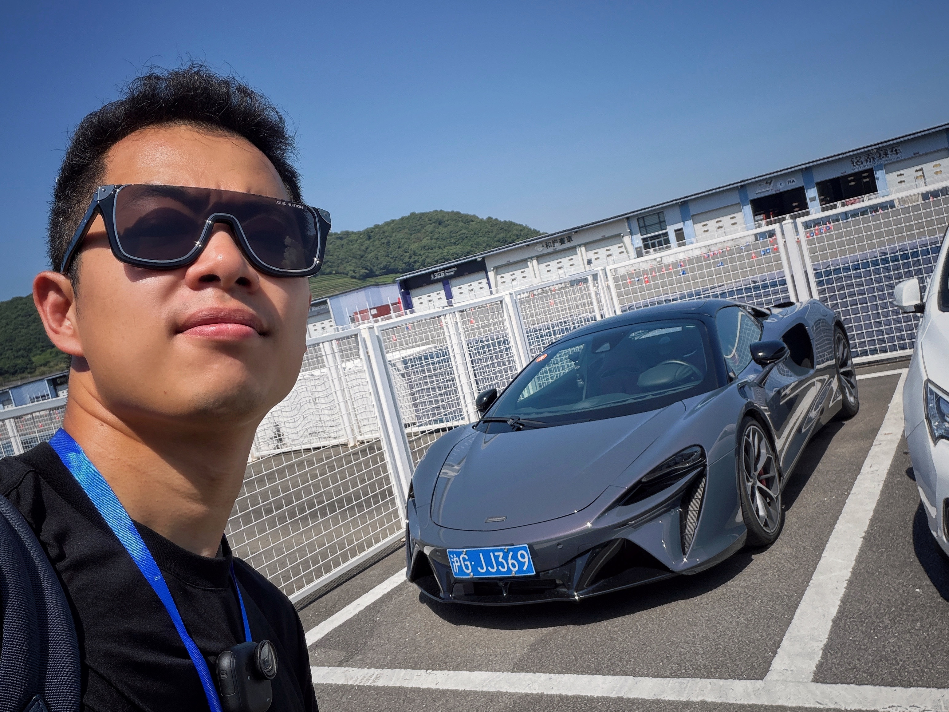 高速三个多小时到赛场了，风倒是不大，音乐也好听，就是太晒了 欣哲频道迈凯伦 宁波