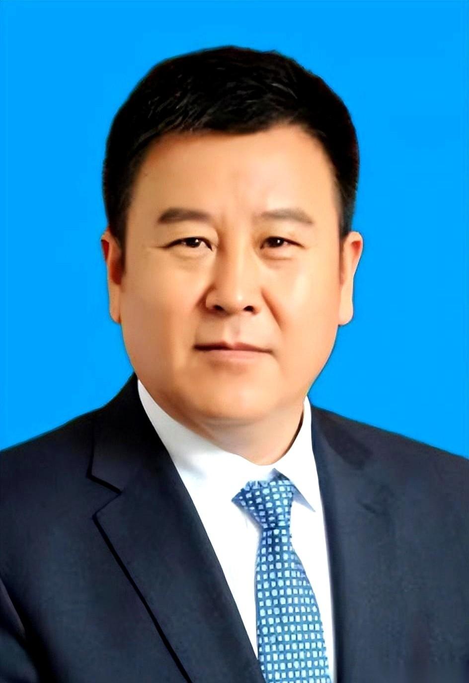 兰州那个体育专业毕业的芮文刚，仕途顺到什么地步？
别人升一级都费劲，他直接身兼两