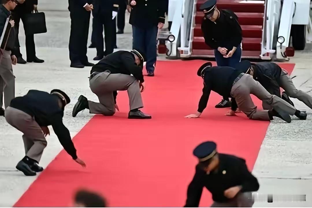 美国军人铺红毯还是很认真的，红毯上哪怕有一粒沙子也会被捡掉！