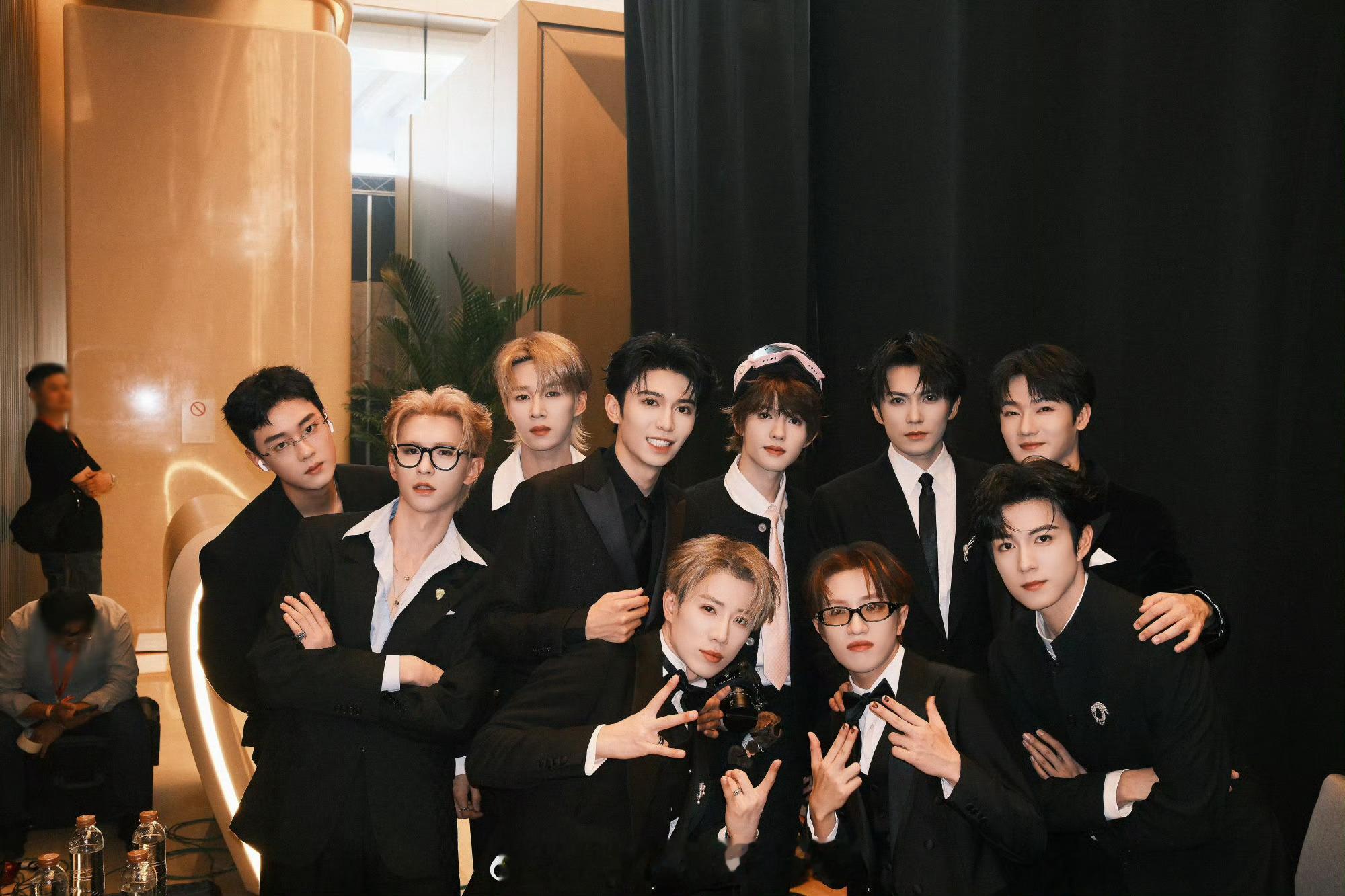 十个勤天整整齐齐穿西装十个大帅哥走红毯咯 