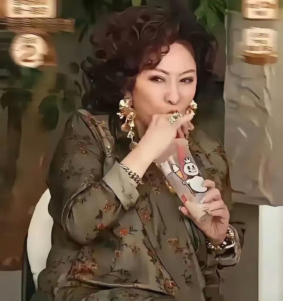 真是消费降级了！
平时高消费的向太都喝起了几块钱的蜜雪冰城，
这种平民饮料和她这