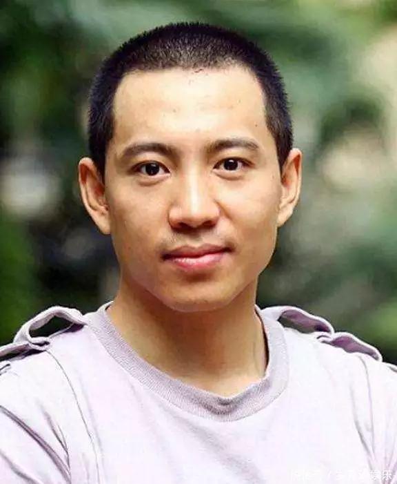 有这样一位演员，少年走红，本有着大好的演艺前程。他出身辽宁普通家庭，因同学一句“