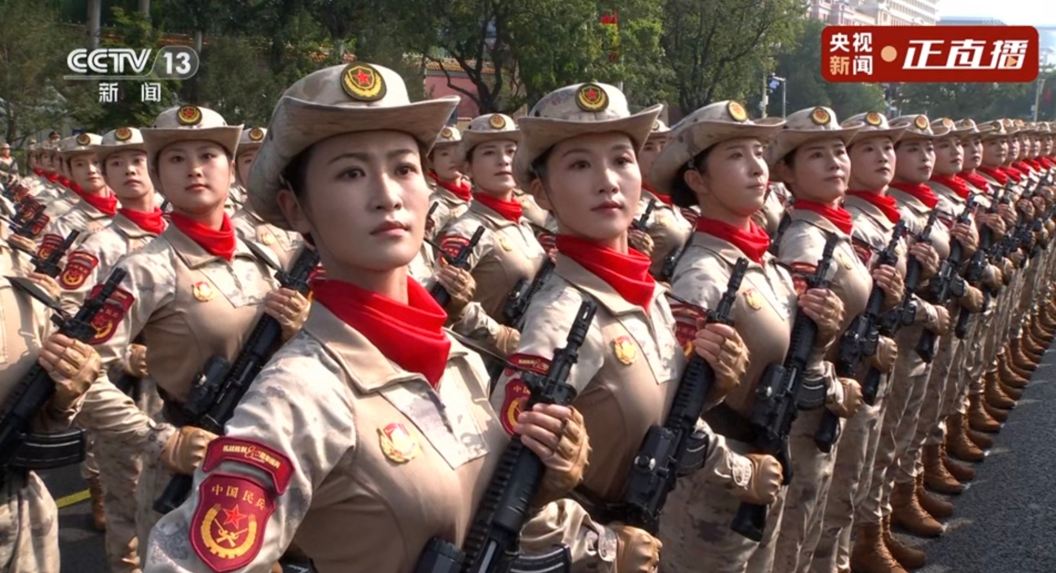英姿飒爽又整齐，女兵方阵更是有精气神…真的是太酷的姐姐妹妹们🥺🤲🏻 ​​​