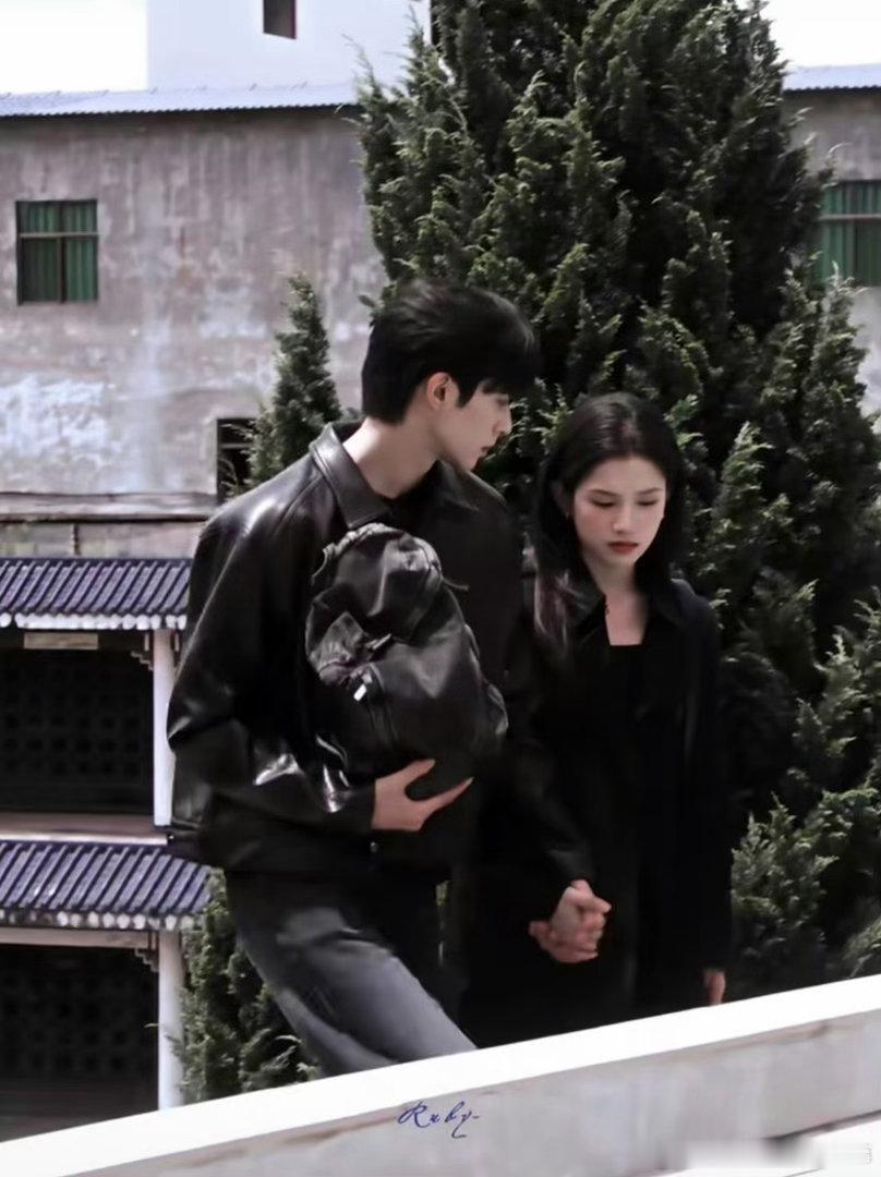 以为宋威龙张婧仪在拍奢牌广告全黑造型氛围感封神！宋威龙与张婧仪同框颜值碾压级好看