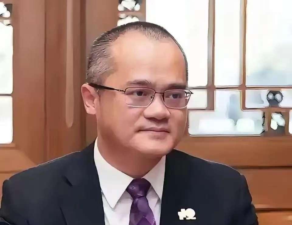 你以为王兴只靠外卖赚钱？大错特错！
过去8年，他悄悄用美团1670亿现金储备，砸