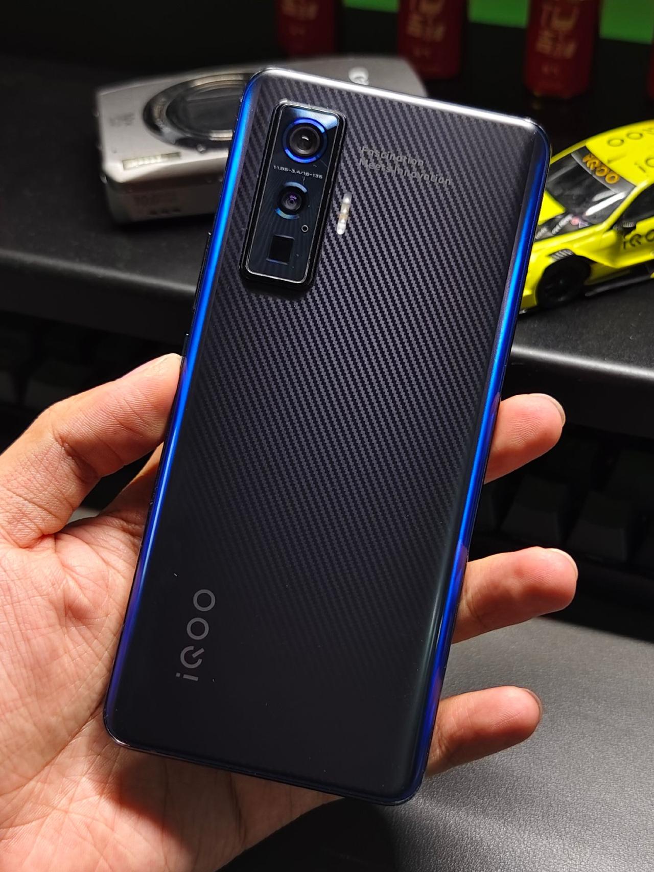能单手掌握的手机真的越来越少了#iQOO5Pro #数码科技