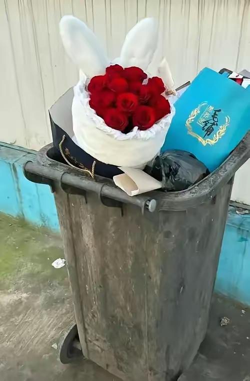 丢垃圾把钥匙丢进去了，刚去翻垃圾桶，在垃圾桶看见一束花，和一个红包，红包摸着有点