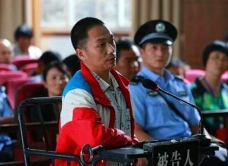 “先一人赔10万，你们的老婆再轮流陪我一个月！”2012年，云南有个货车司机一直