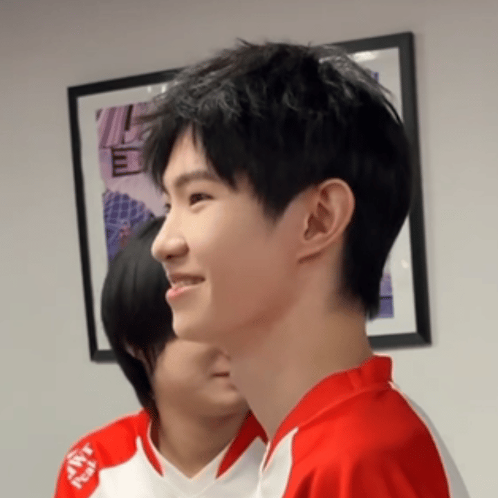 “ 看着你的笑我好像就足够，看你皱眉头我也跟着难受。” 