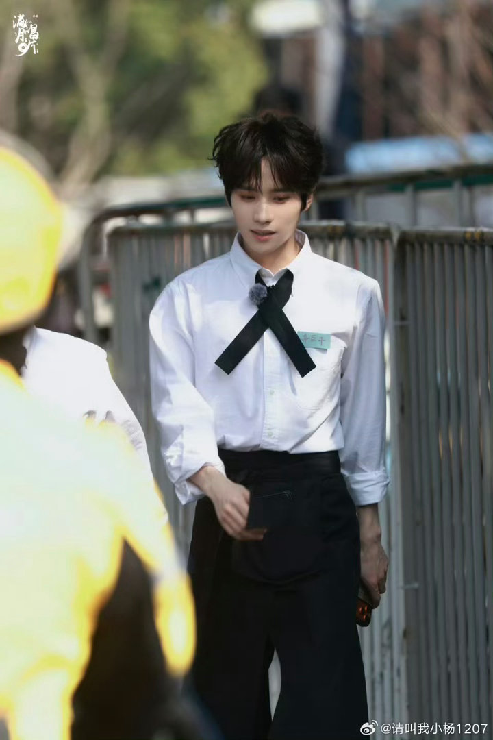 井胧 坐这里看看帅哥井胧：我不是在当服务员，我是在帮大家谋福利。台上是歌手，台下