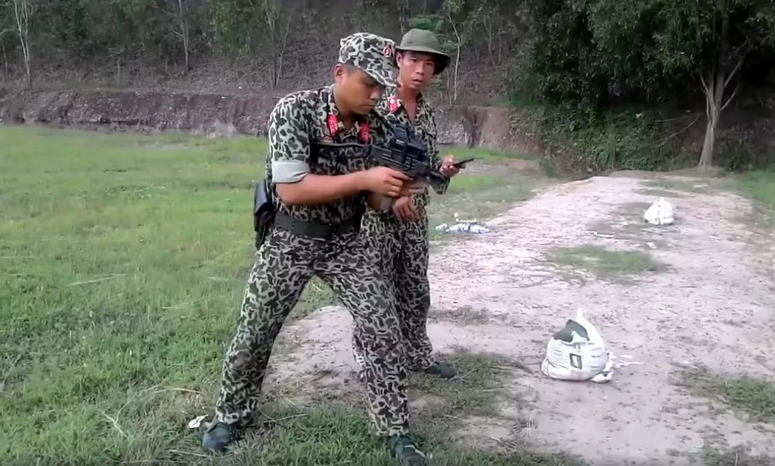 越南特种兵与微型乌兹冲锋枪