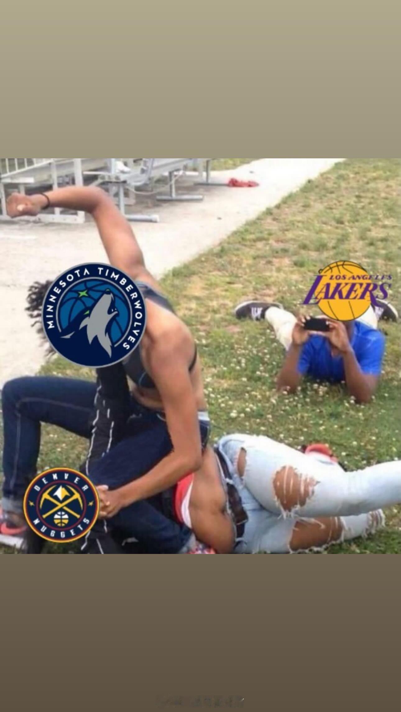 我们湖人球迷是不是趴在地上拍照的那个？ ​​​