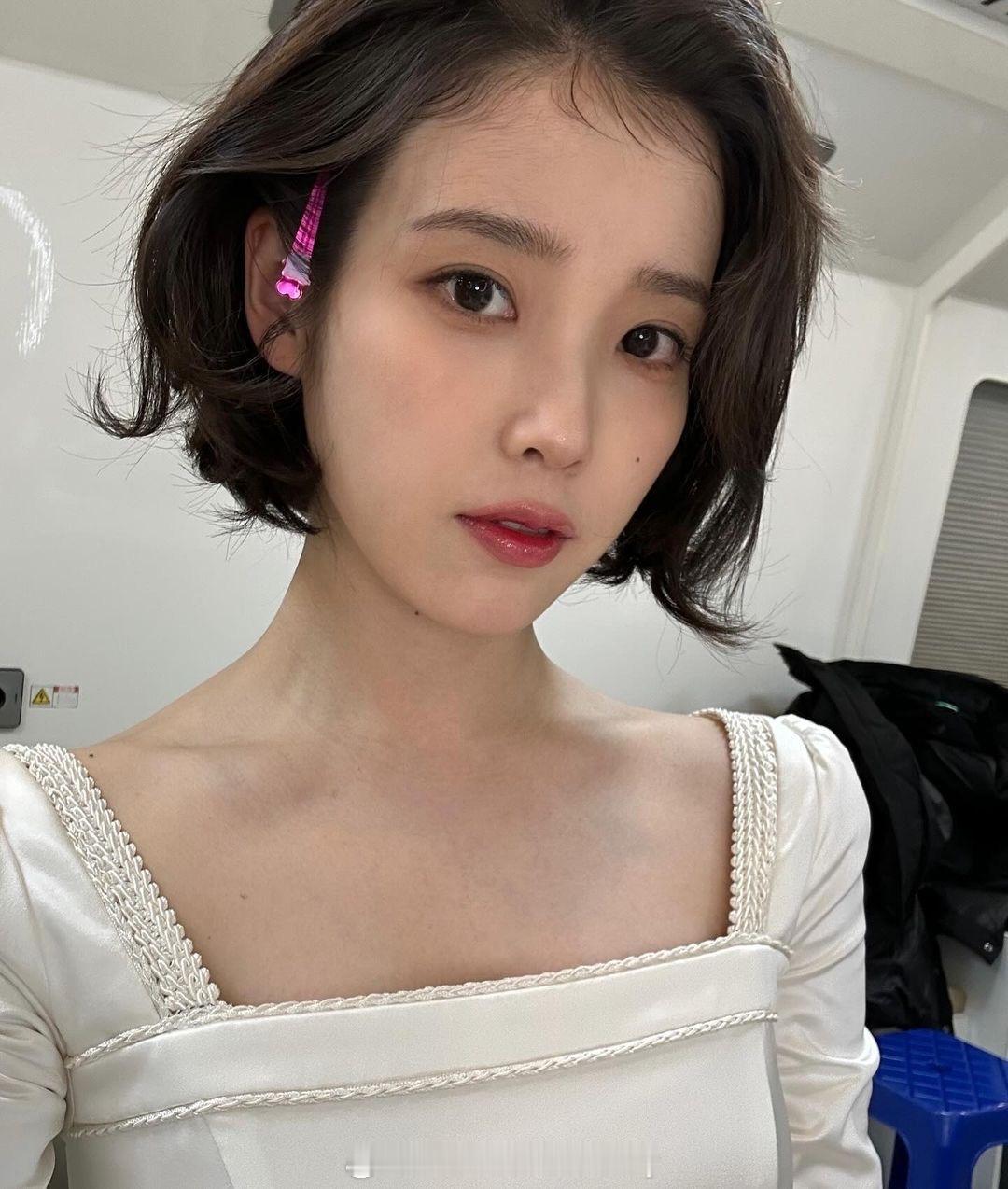 IU李知恩ins晒照，短发也很漂亮！ ​​​