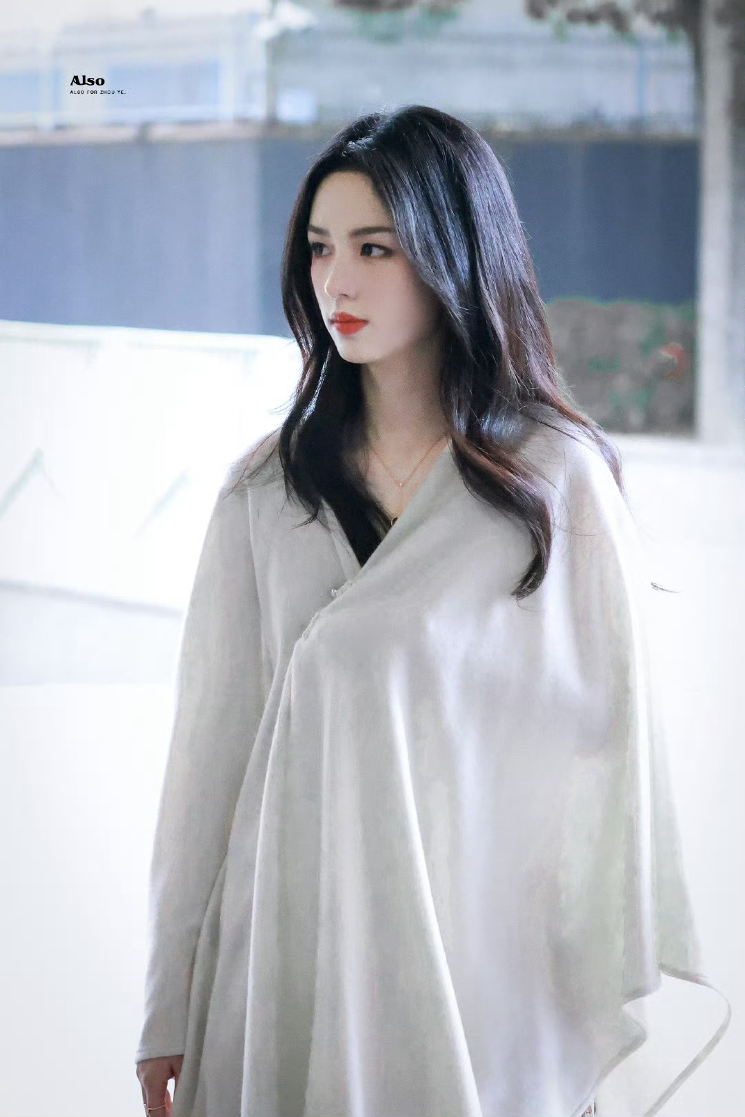 清冷温婉也 随便一个披肩都这么美丽我们周也🤗 ​​​