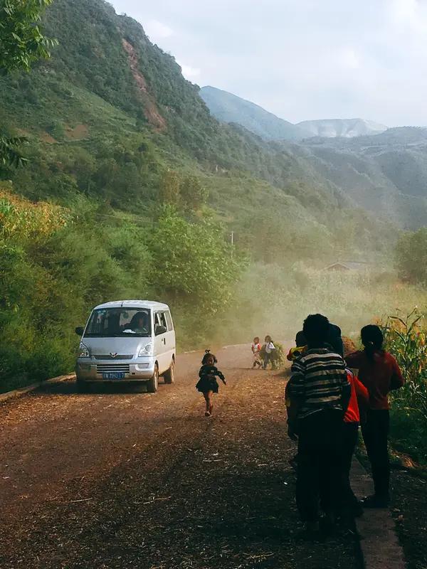 夜晚开车技巧，知道了能保命。
我开车二十多年了，在陌生地方，尽量别在夜晚开车。