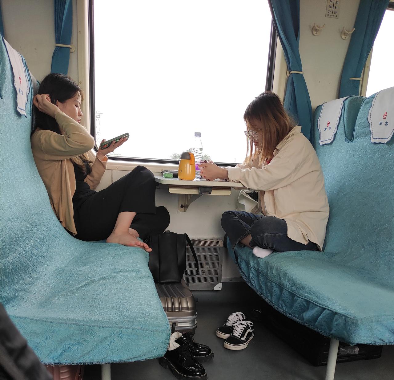 火车上的这种行为你们怎么看，一点不用收敛啊！快十年没坐过这种绿皮车了，今天去出差