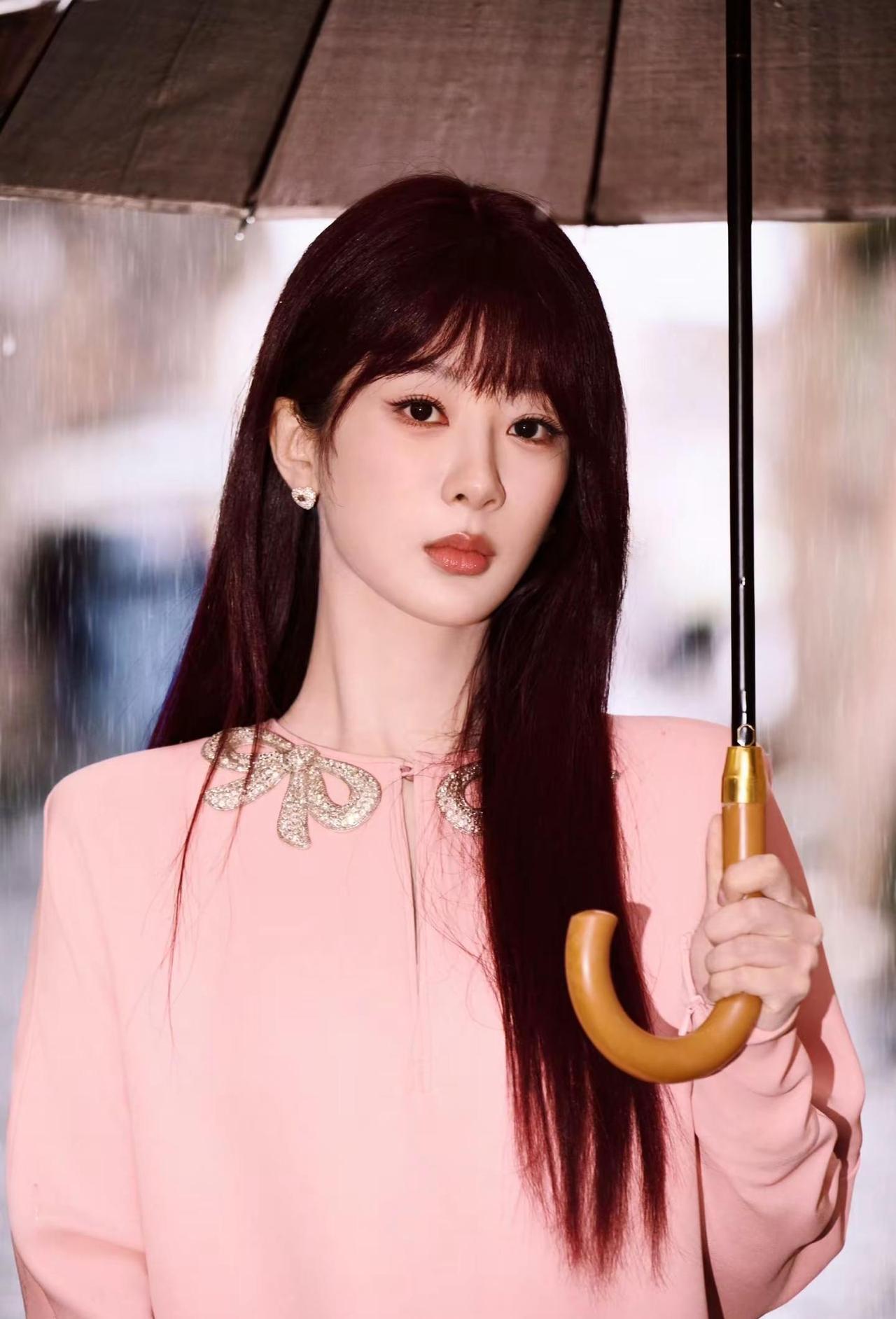 杨紫罗马看秀造型。杨紫现身罗马看秀造型，一身品牌粉色裙装亮相，漫步罗马街头，浪漫