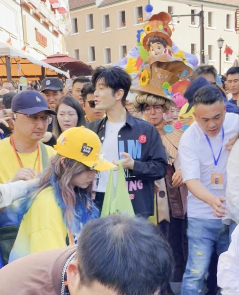 #里院喜剧节偶遇黄晓明##黄晓明里院喜剧节发糖#晓明哥在现场和魔术师互动，还大方