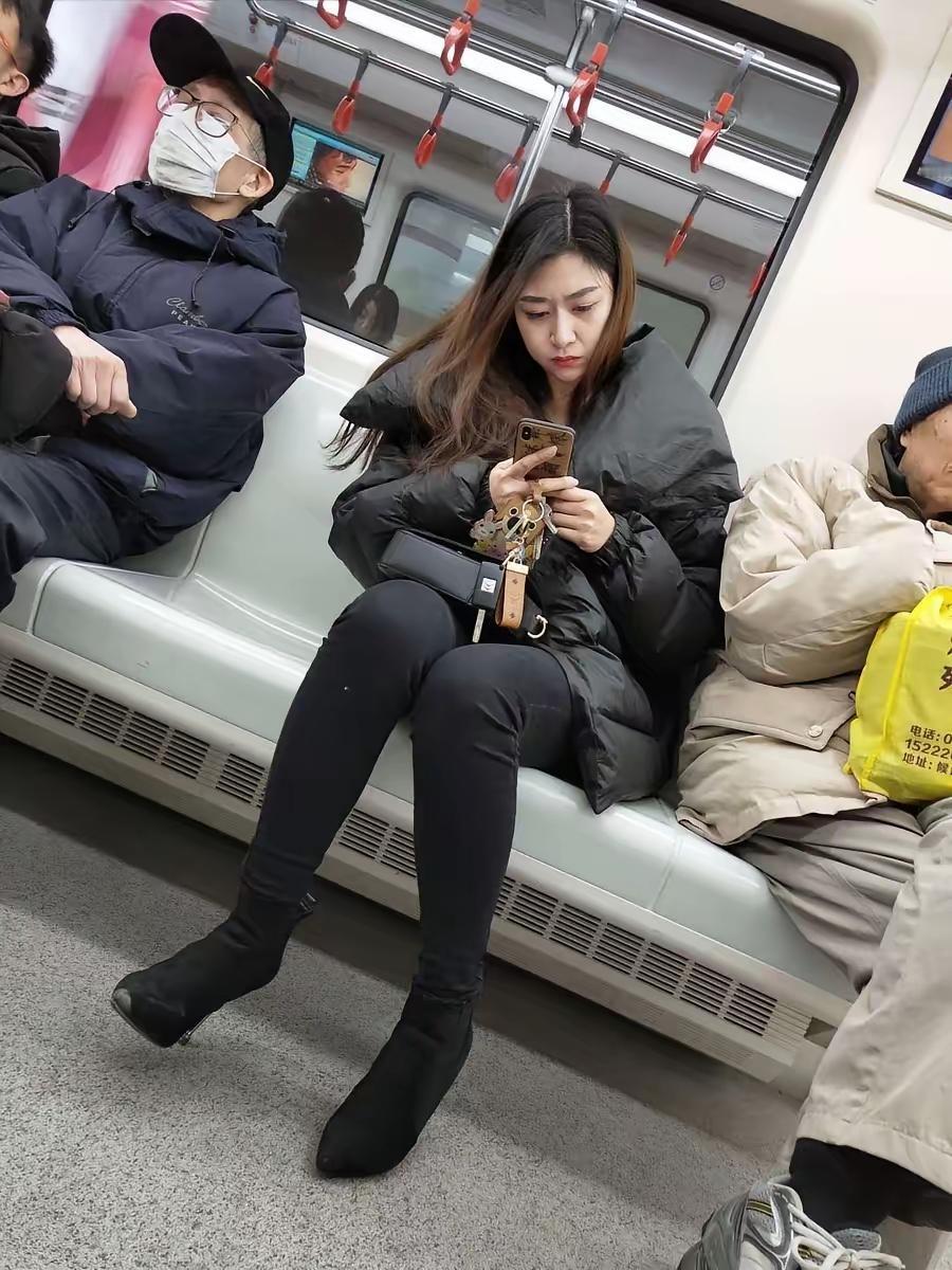 地铁上的安静时光，沉浸在手机的虚拟世界。氛围感出片穿搭 生活中的温柔时刻 今日份