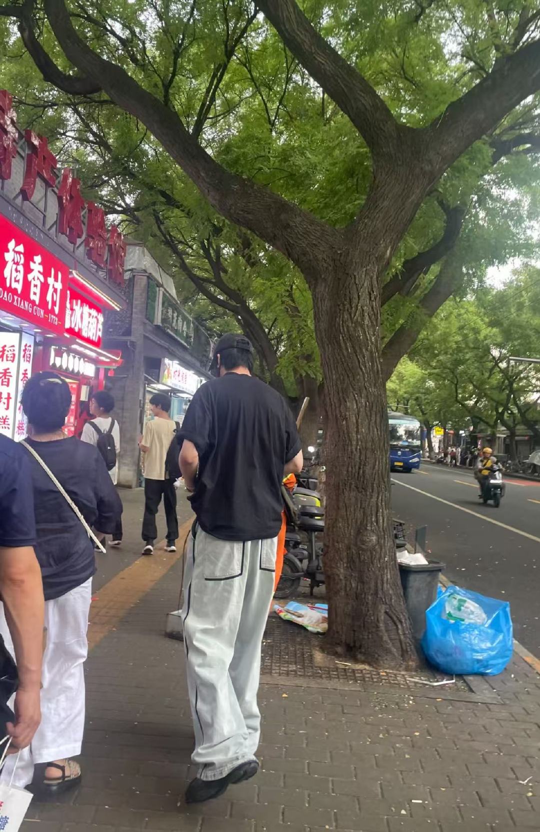 刘宇宁在南锣鼓巷逛街网友在南锣鼓巷偶遇刘宇宁逛街 8月15日，有网友发帖在南锣鼓