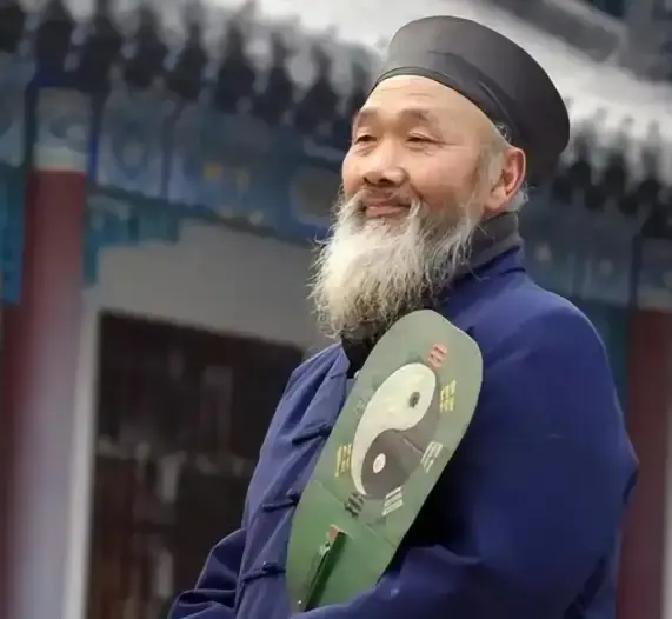 1995年，一老者途径山西闻喜，遇一农家办白事，两个道士正做法事，突然，他发现法