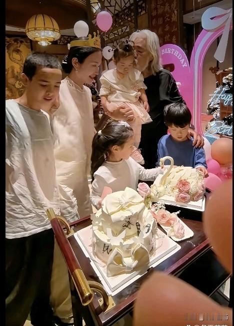 75岁张纪中为爱妻
        杜星霖操办44岁生日
75岁张纪中为爱妻杜星