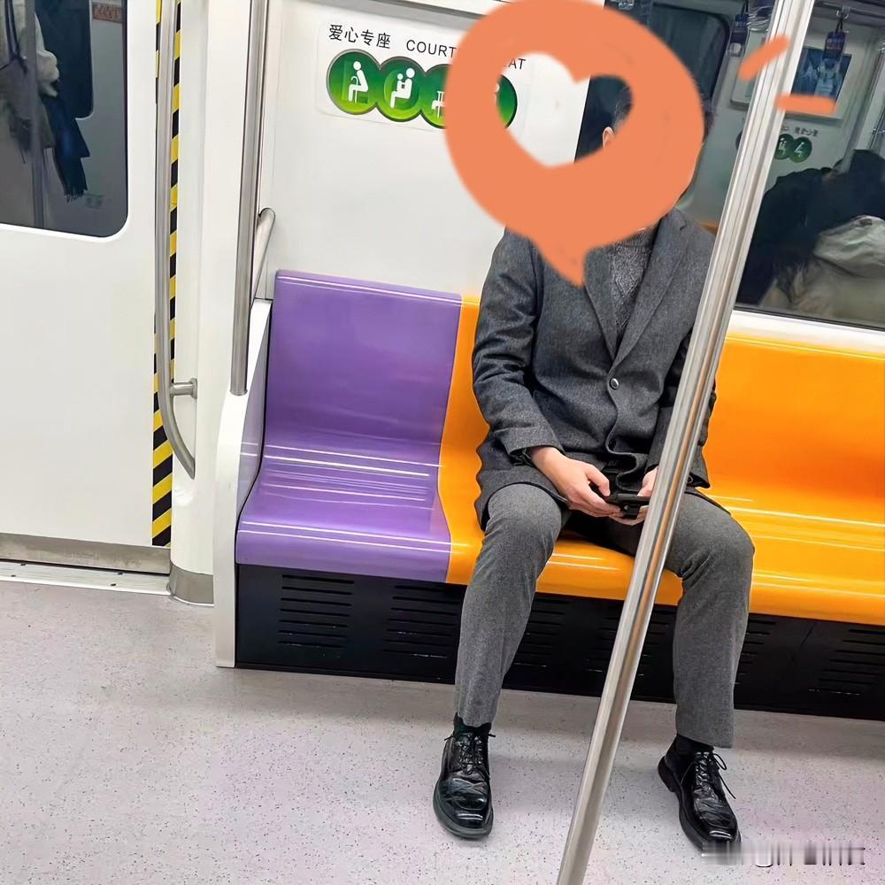 上海地铁里的“低调霸总”，CBD里面的标准配置。灰色西装，同色系西裤，内搭高领毛