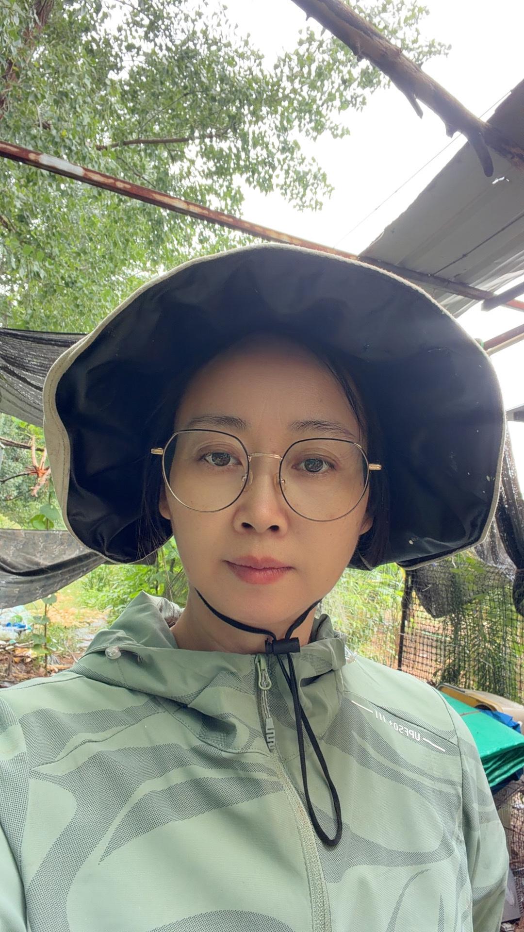 无意间点开自拍，看着屏幕里自己的脸，竟有些陌生，种菜养鸡数年，变得木讷了还是归于