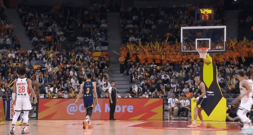 胡明轩防守态度让人担忧！不防守在散步，霍勒迪大空位三分稳稳命中




这一球，