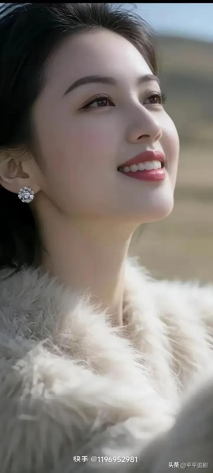 女人味的魅力在哪里?
抬眼是旷野的风，唇角是向阳的暖，
毛绒裹着温柔，眉眼藏着坦