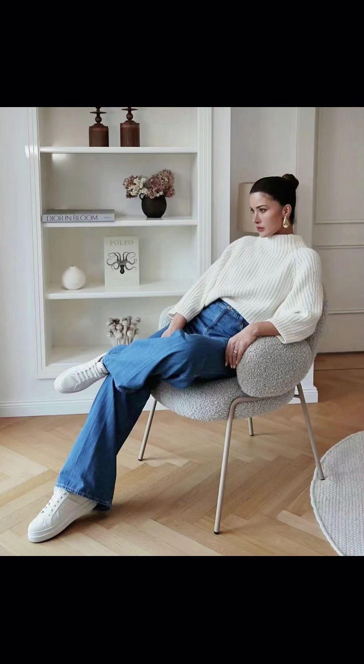 ☕羊毛衫裹着慵懒，蓝牛仔漫过脚踝，时间在书架的褶皱里打盹～