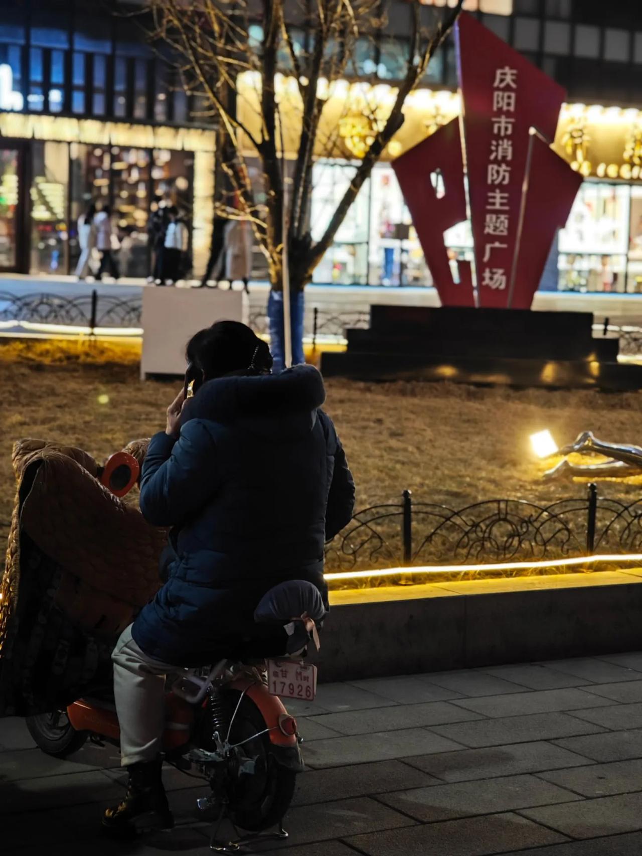百般哀求，儿子才从国外回来。老伴躺在病床上，激动地嘴皮子哆嗦，口水沿着嘴角流下，