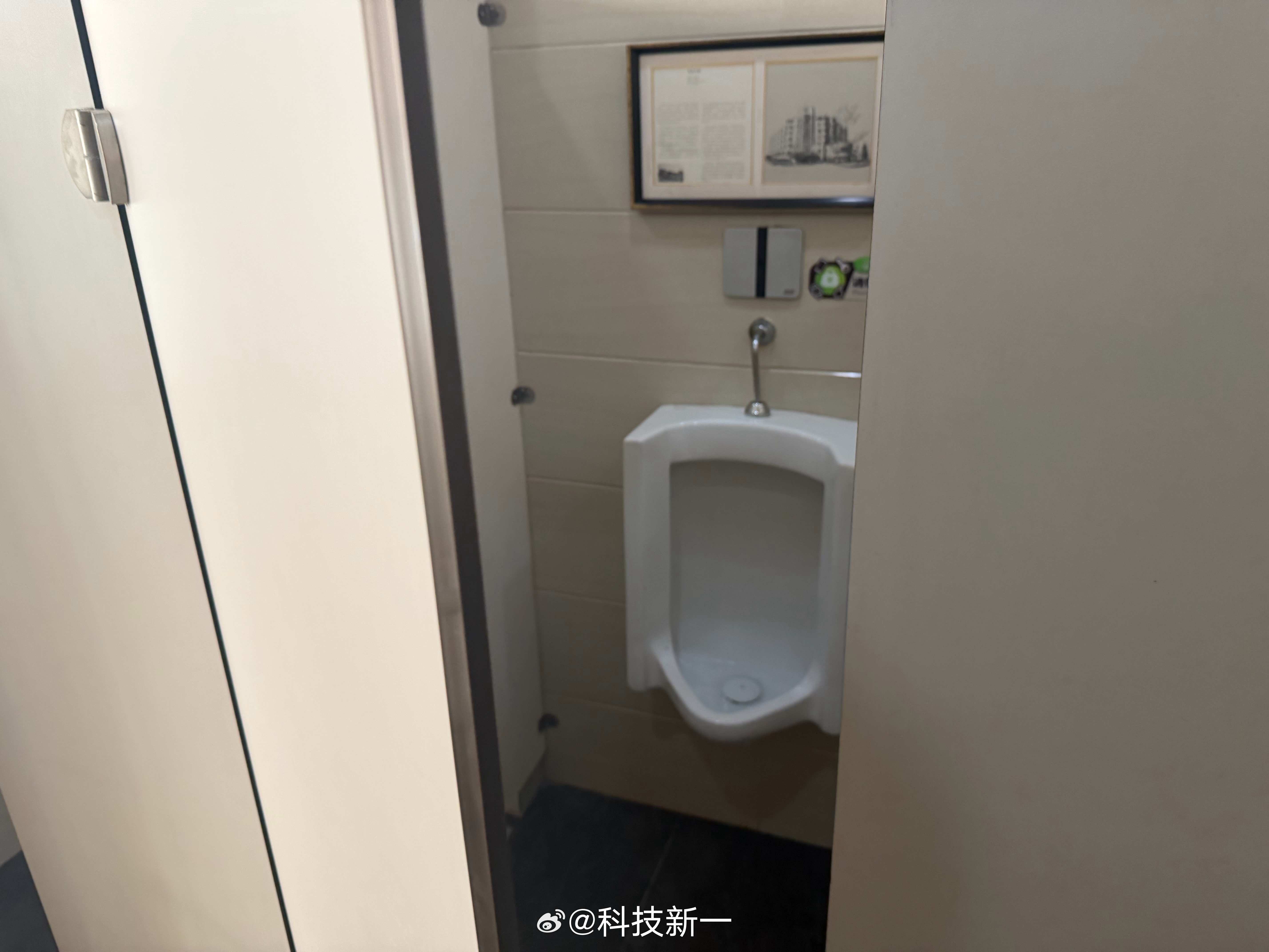 长见识了，哥第一次见小便池也放在独立的隔间里的，还能锁上门，对于我这种注重隐私的