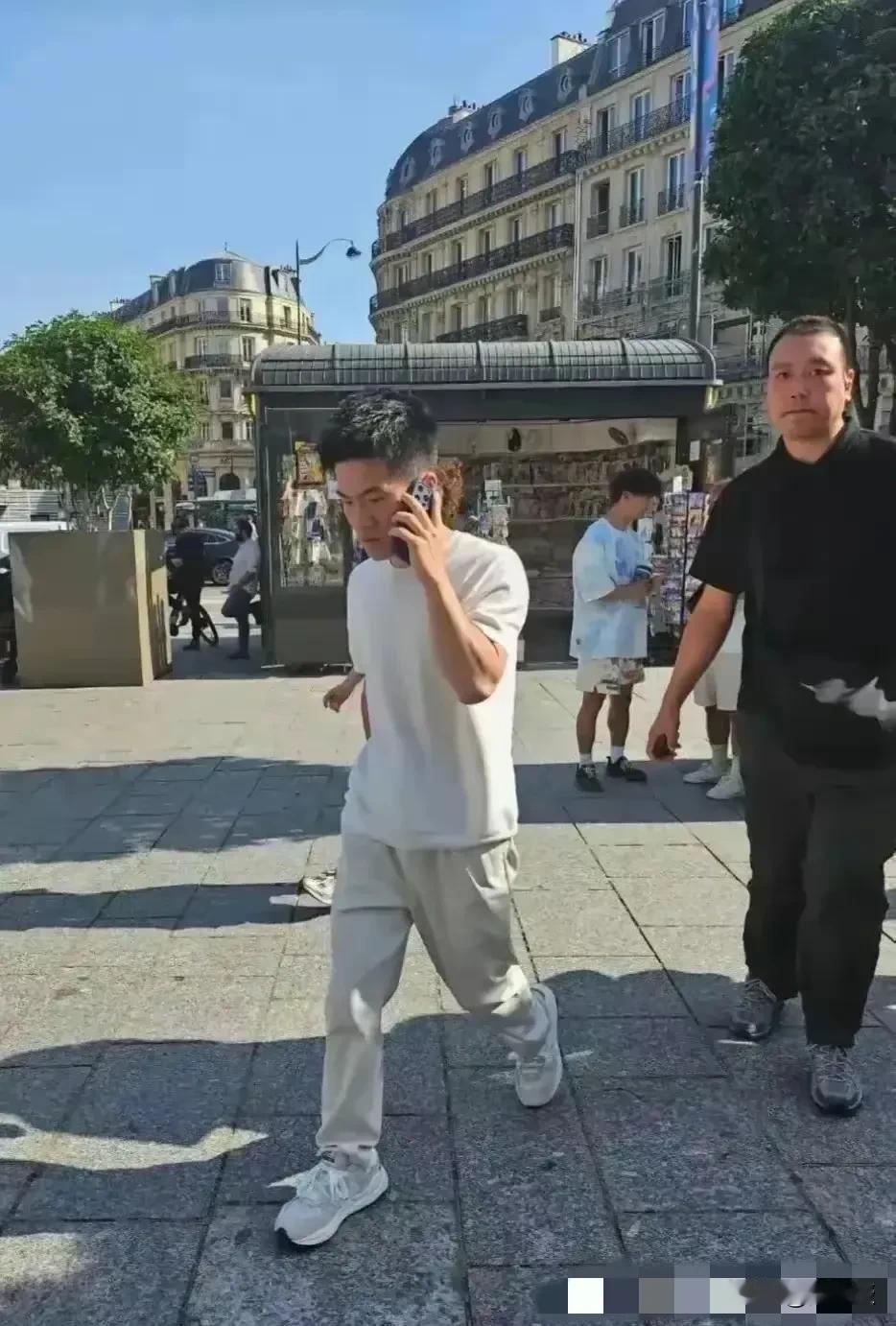 现在的网友管的真宽
谁规定董宇辉不能用苹果手机📱
自己的钱选择自由