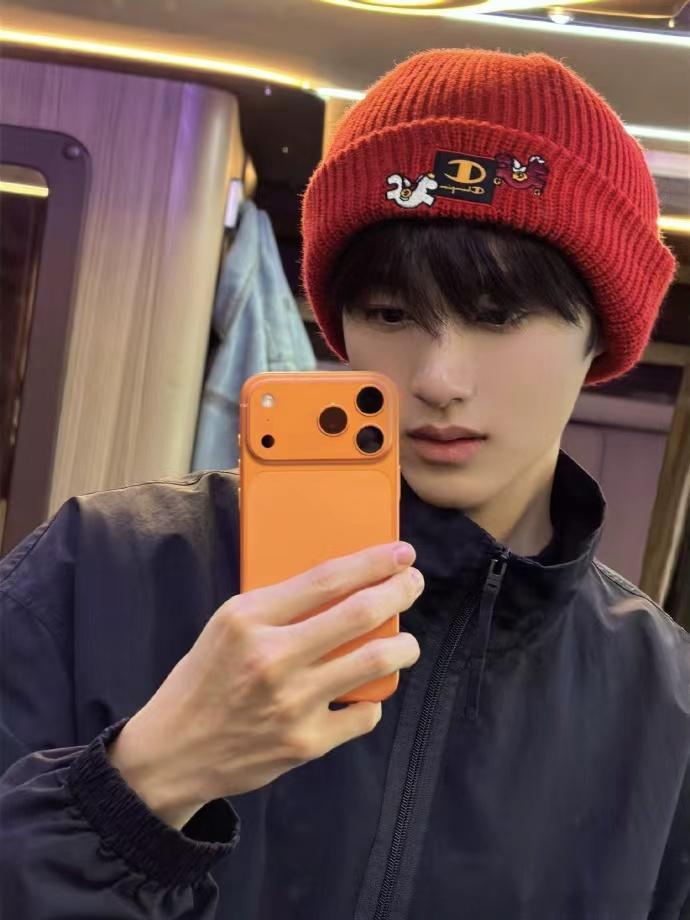 董思成红色毛线帽对镜拍 董思成红色毛线帽对镜拍，董思成今日营业随拍，红色毛线帽新