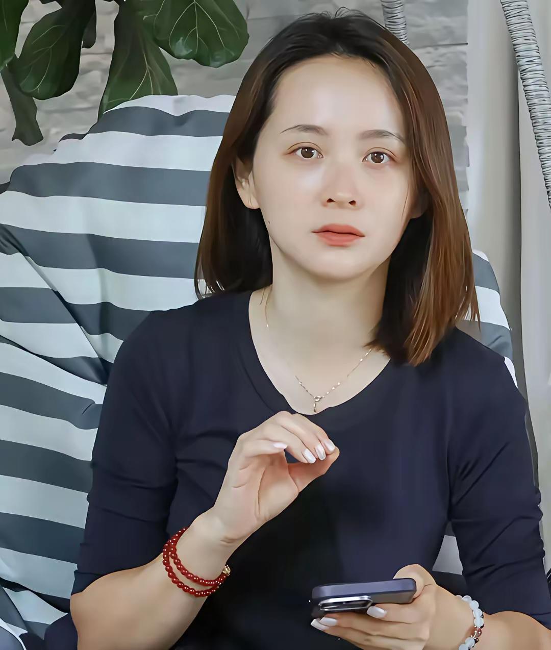 看到邓莎说自己是丧偶式婚姻。
​我好奇查了一下她老公路行。
​怪不得她能忍住九年