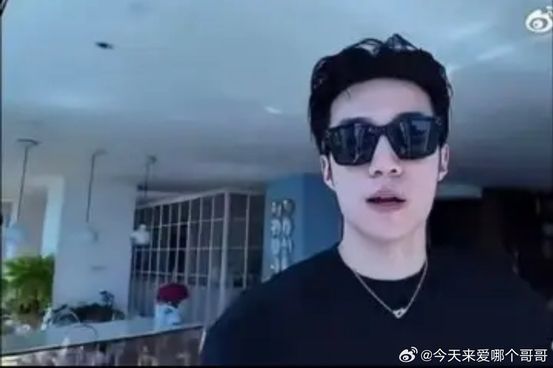 环大陆又有嫂子被扒了，361的副攻在女朋友房子里直播 
