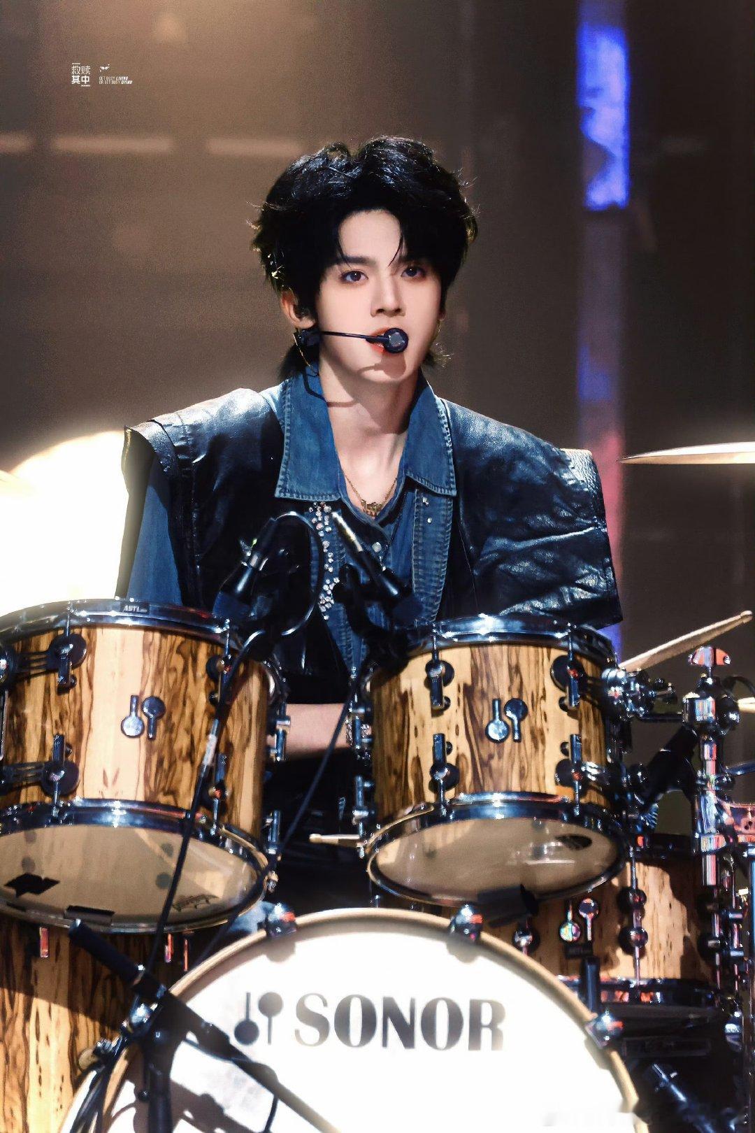 左航提醒工作人员看投票通道左航听见台下粉丝反馈说投不了转头拿话筒提醒工作人员看一