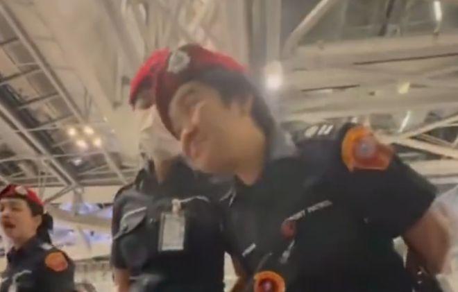 20多名中国旅客在泰国素万机场办好手续、行李已送上飞机，结果在临登机前被人拦下。