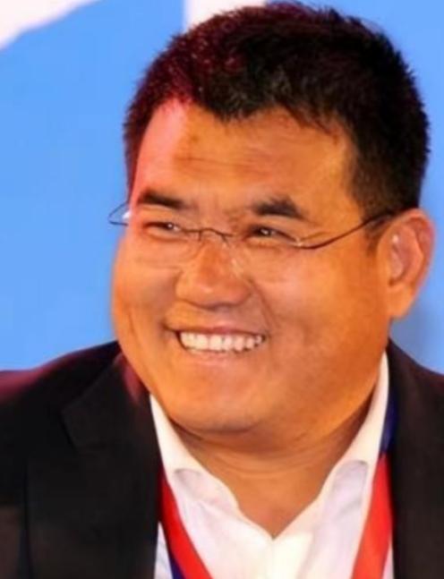 2008年汶川地震时，一百亿富豪捐了3000万，可在抗震救灾晚会上，他临时改了捐