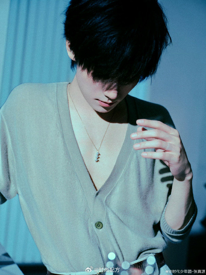 张真源大深V 张真源新歌《无名氏》写真，大深V配珍珠项链太诱惑了吧！张真源无名氏