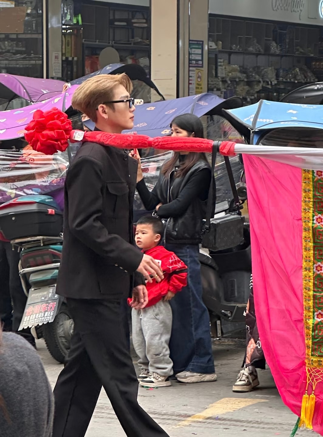 还以为王嘉尔在潮汕扛旗 王嘉尔五菱宏光ver. 