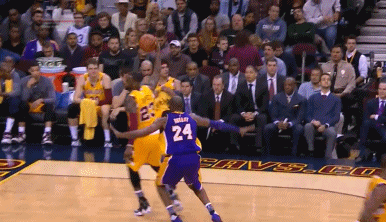 詹姆斯与科比的球场对位，互相动作都很大，，，可詹姆斯的巨星哨有点太明显