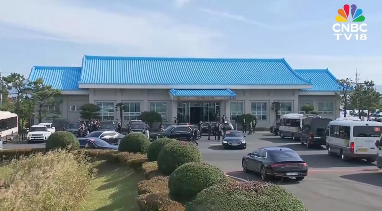 这就是会谈地点，金海国际机场内部附属临时接待小楼。
时间安排都很紧凑，一个是下飞