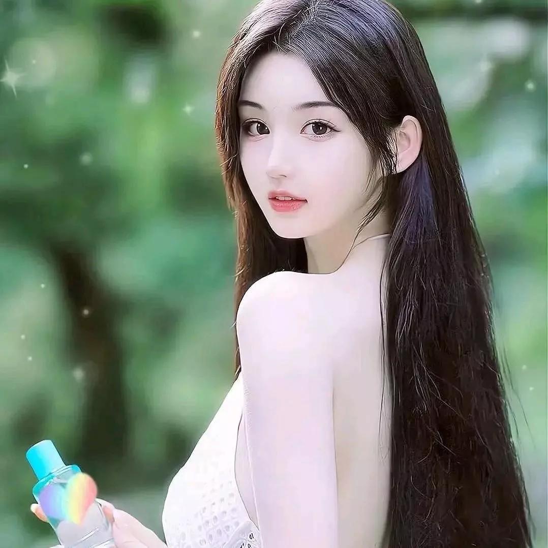 阳光洒在肩头的温柔时刻，手持香氛瓶，享受宁静的午后。春日微醺仪式感 自然系香氛 