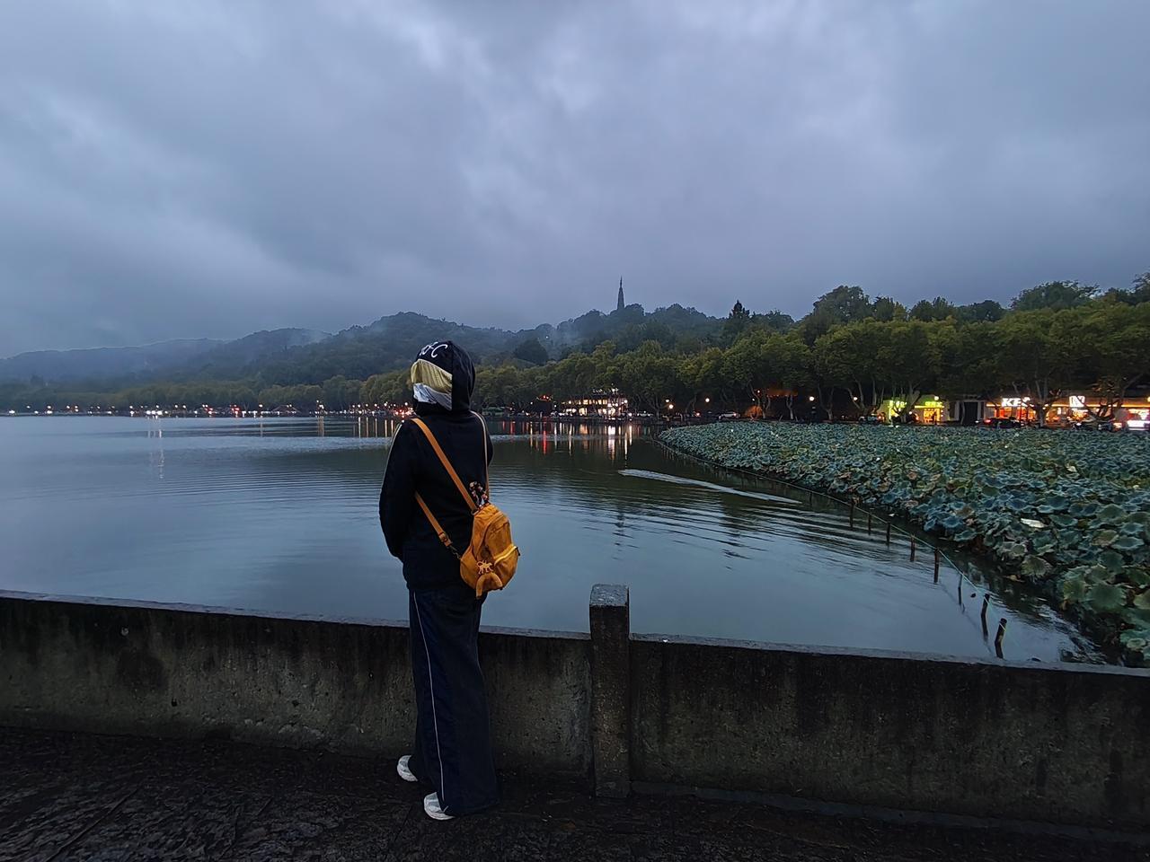 雨天来西湖游玩别有一番意境，如果雨天来西湖《外婆家》品尝美食更加又是一种别样的心