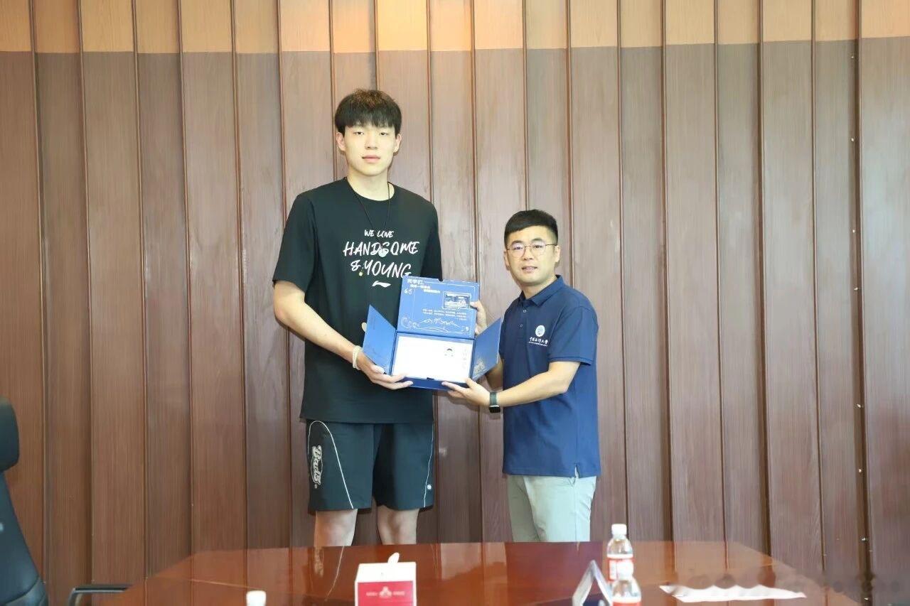 让我们掌声欢迎中国海洋大学新生杨瀚森！！！“青岛国信海天篮球俱乐部体教融合再结硕