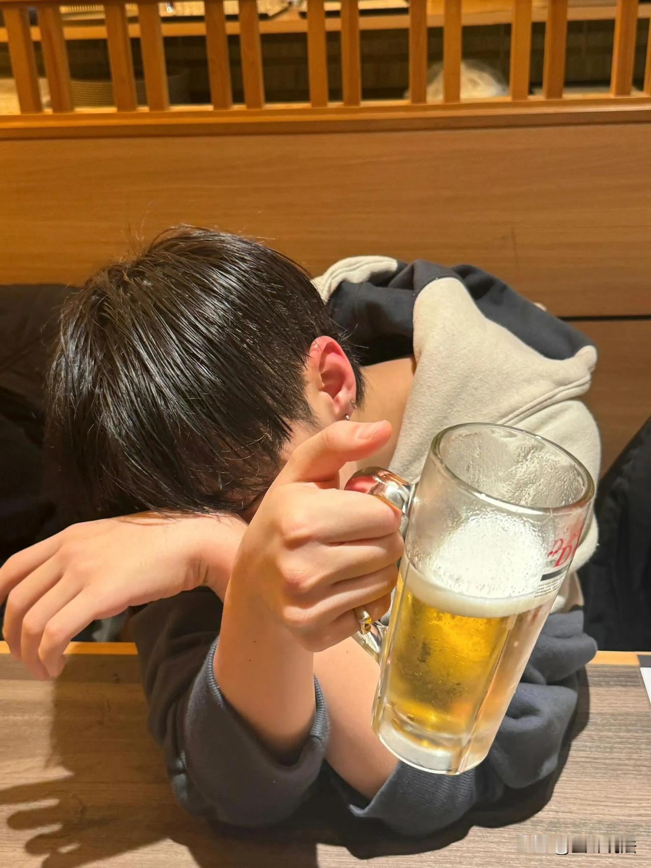甘肃，男子酒后和父亲因琐事争吵，父亲一气之下打了男子一巴掌，男子不服还了父亲一拳
