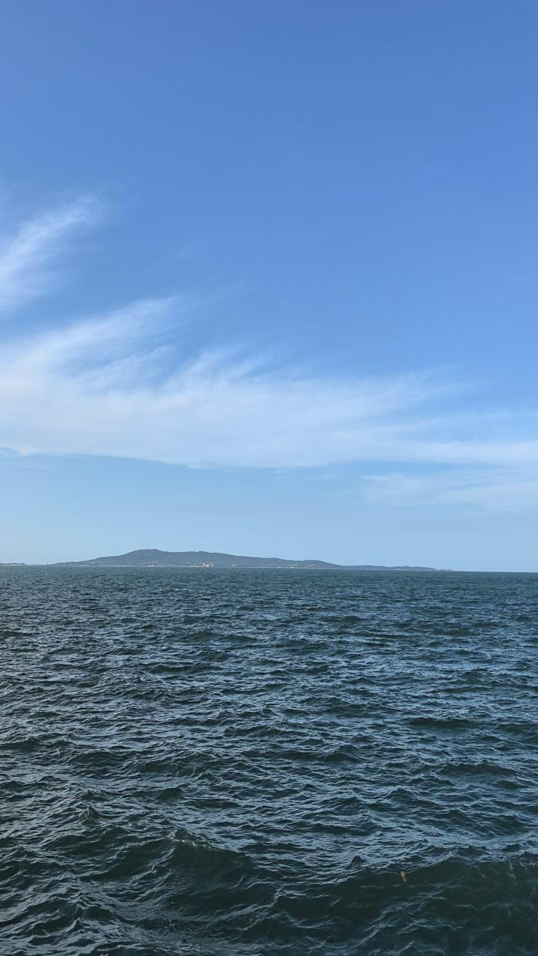 面朝大海，春暖花开。给自己的心一个港湾，盛满喜怒哀乐。给自己的心一片蔚蓝，盛满海