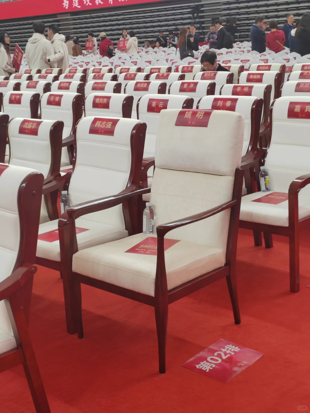 姚明现身上海交大130周年大会 人群中一眼就能看到姚明！交大130周年庆典，这位